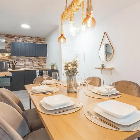 2 Bedroom Awesome In Διαμέρισμα *