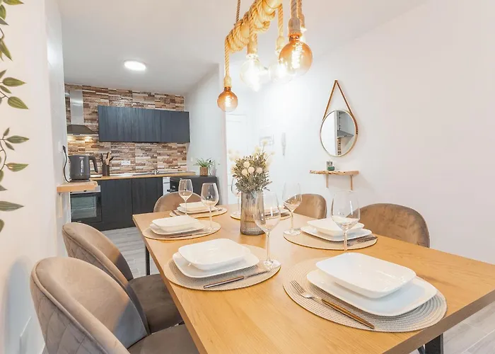 2 Bedroom Awesome In Apartment *