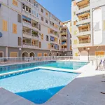 Апартаменти Cozy In With Swimming Pool